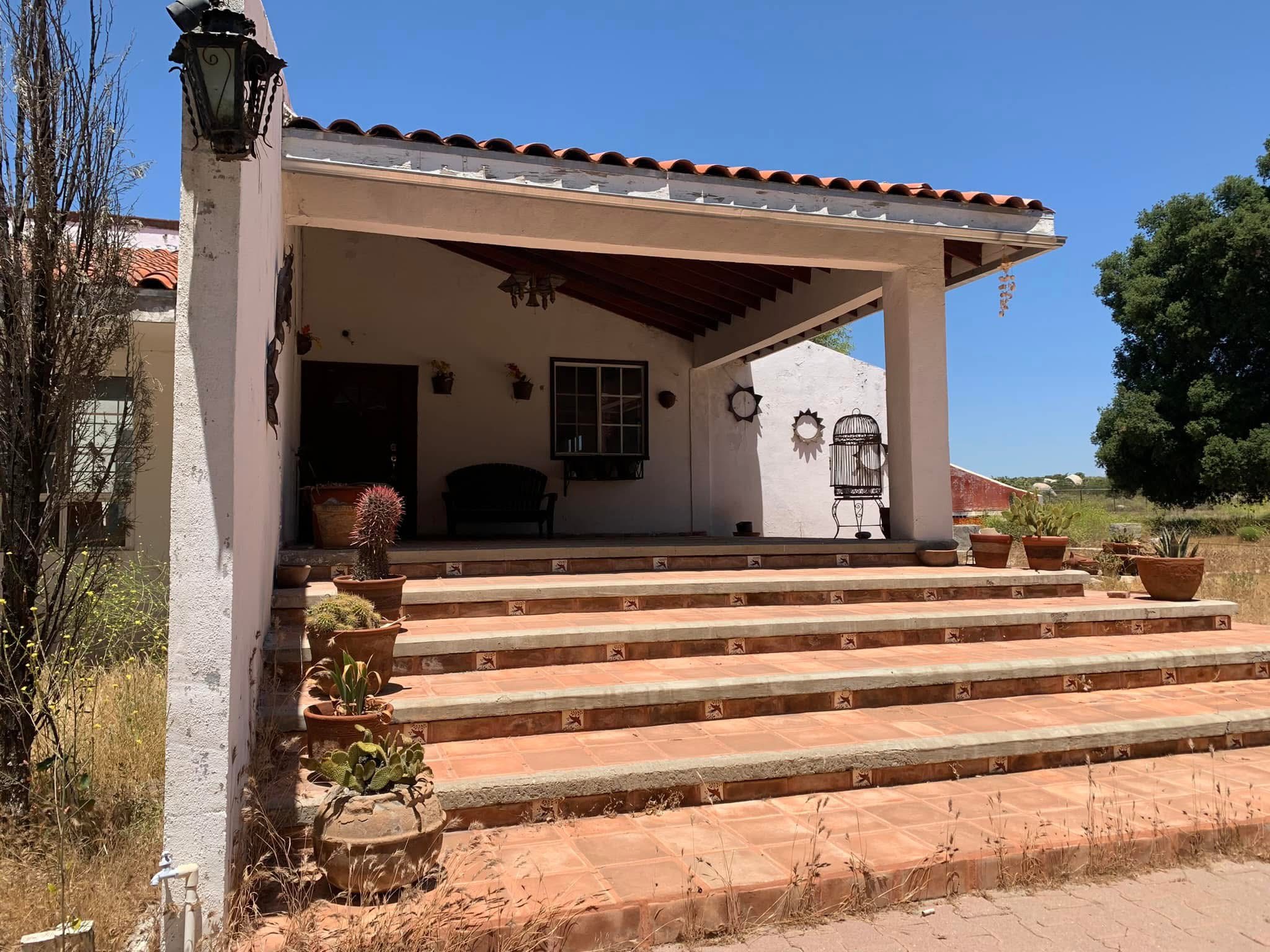 Propiedad con casa y amplio terreno 